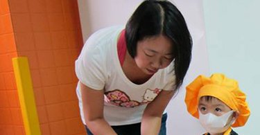 到131彩虹親子館化身烹飪小廚師