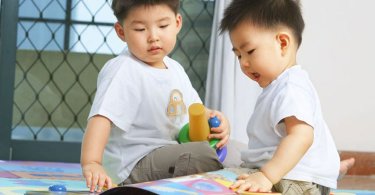 化解手足吵架有方法，親親抱抱做結尾