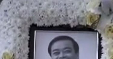 丈夫死後，她在葬禮上公開婚姻祕密
