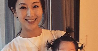 隋棠女兒收涎掛餅乾，大眼憨笑口水「滴滴流」