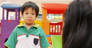 孩子發脾氣,孩子摔東西,管教小孩,孩子丟東西,情緒管理