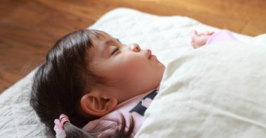 女童開燈睡「一年長高10公分」好得意！？竟造成性早熟再也長不高