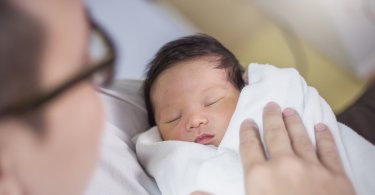 嬰兒搖晃症候群,安撫嬰兒,抱嬰兒姿勢,抱嬰兒,親嬰兒