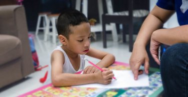 孩子總是不專心？職能治療師的三大心法：別當緊盯不放的橡皮擦爸媽