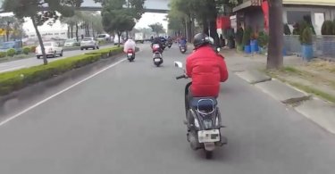 危險駕駛,交通安全,騎機車,單手騎車